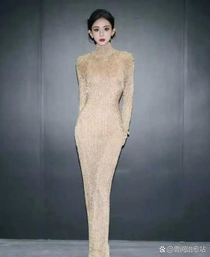 以为是套高定礼服，谁知走近一看是件毛衣 