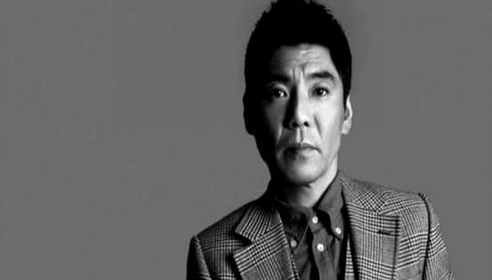 你敢信吗？
当年屠洪刚半夜打电话找那英借钱，开口就是5万，结果那英一问干嘛用，他