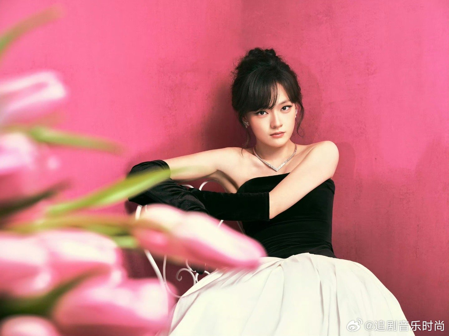 文淇 郁金香小姐 妹妹真是花般娇美！执花侧影，裙摆微漾，郁金香斜倚臂弯，勾勒出一