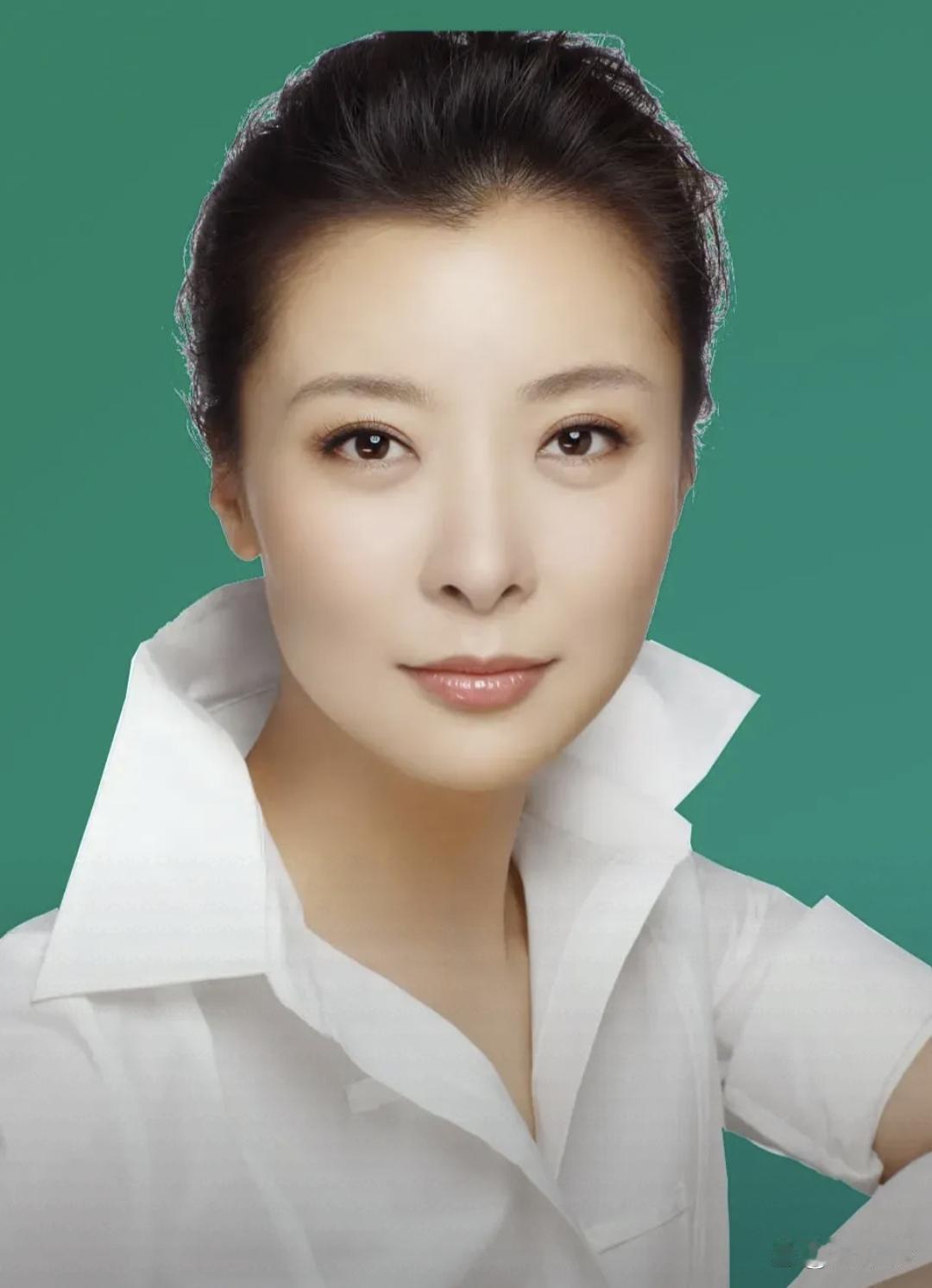 主持人问53岁的柯蓝:“你为什么不结婚不生孩子？”柯蓝笑了笑:“因为责任太大了，