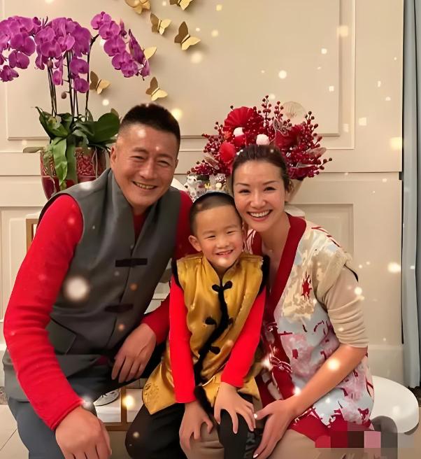 2003年，高曙光拍完戏回家就跟妻子江珊说：离婚吧，我和你三观不合。江珊二话不说