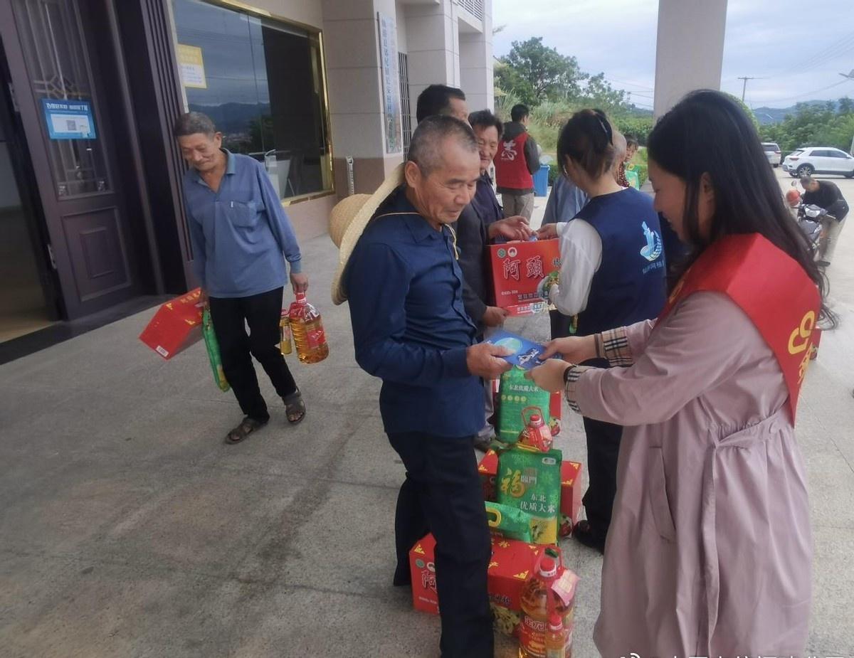 翼资讯【“翼起反诈”守护老年人钱袋子】近日，中国电信莆田分公司田岑底营业厅聚焦老