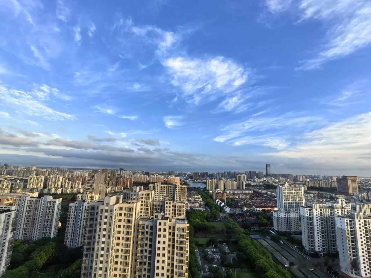 每一座城市，都有其独特的韵味，或热闹繁荣，或宁静致远，让人陶醉其中。站在楼上眺望