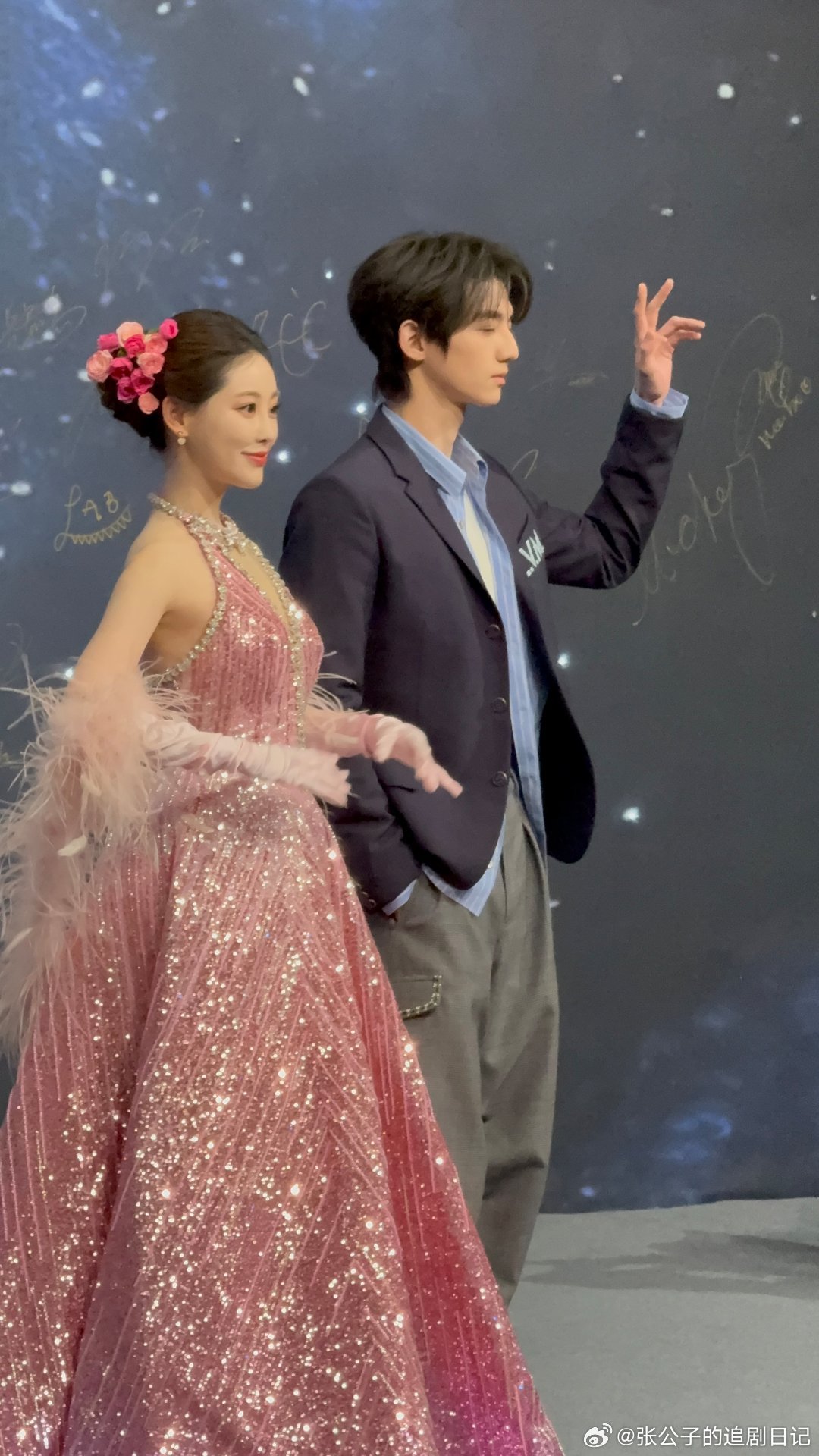 祝绪丹红毯杀疯了！粉色长裙一穿直接美到失语，人比花娇不是说说而已，这状态谁看了不