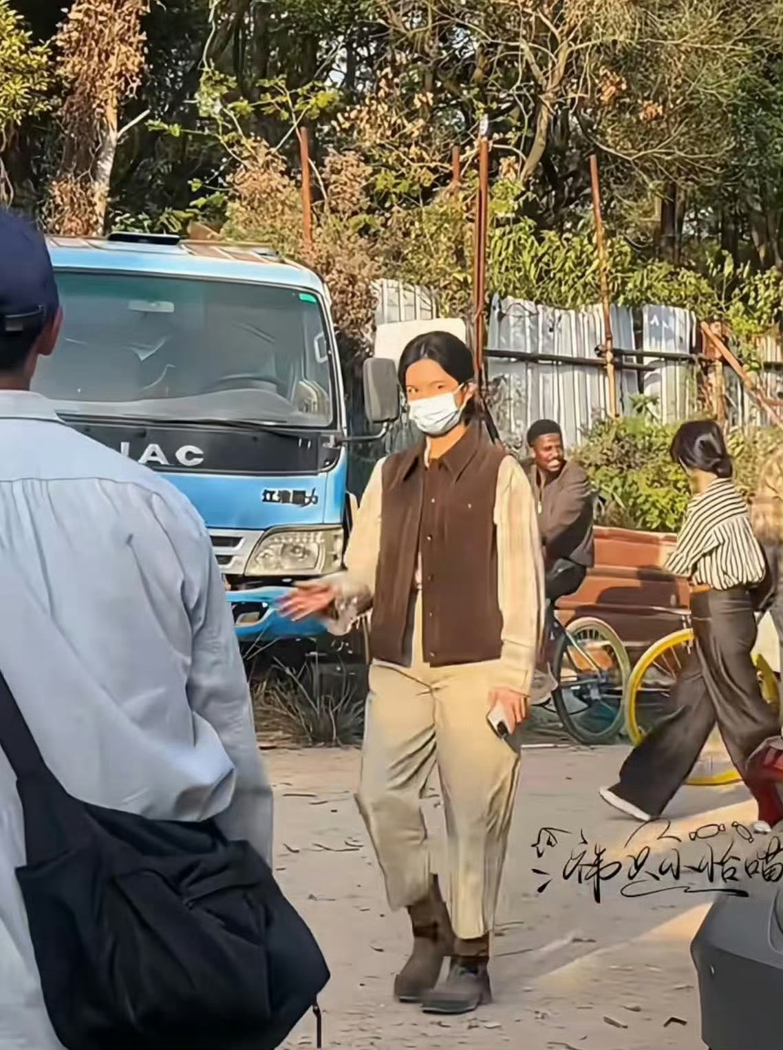 张婧仪李现粉丝来扶贫了，谁不说一句张婧仪小解解好美！！！李现粉丝