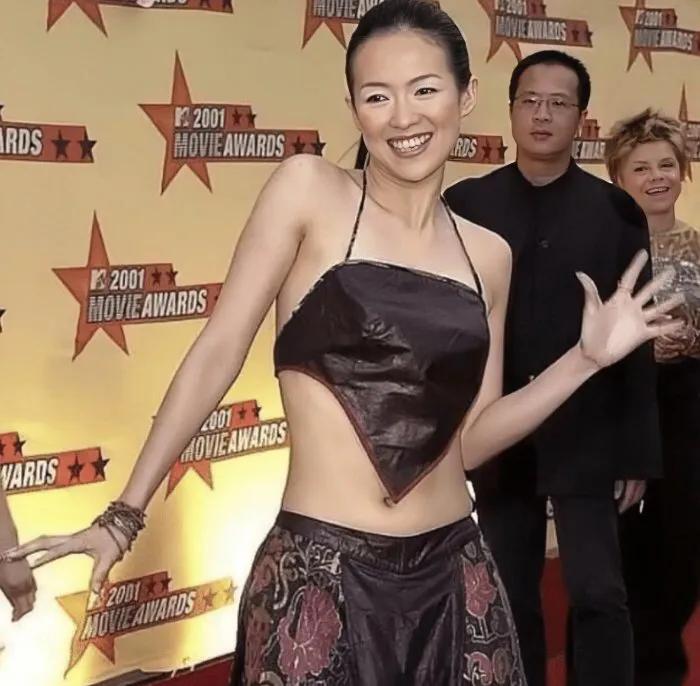 章子怡对“性感”一词是有什么误解吗？
这着装的品味让人看得一头雾水！毫无美感可言