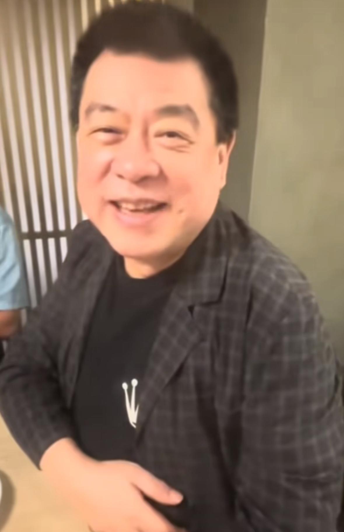 29号孙爸爸发布视频报平安，

今天孙爸爸的状态不错，面色红润，面带微笑，还出门