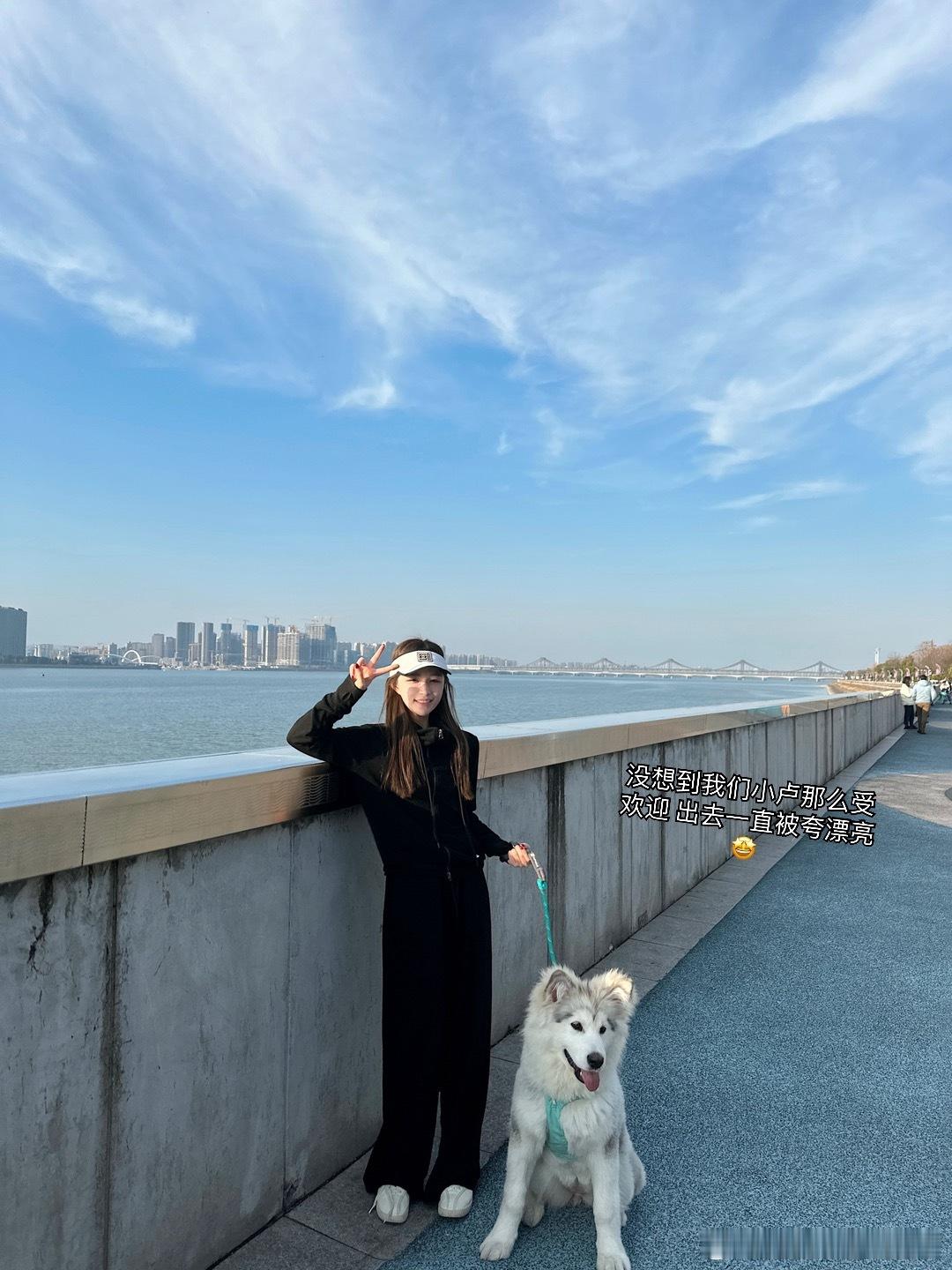 今天天气太好啦🥳下午和姑姑去新家看了下装修进度回来后和小宝loopy去江边逛逛