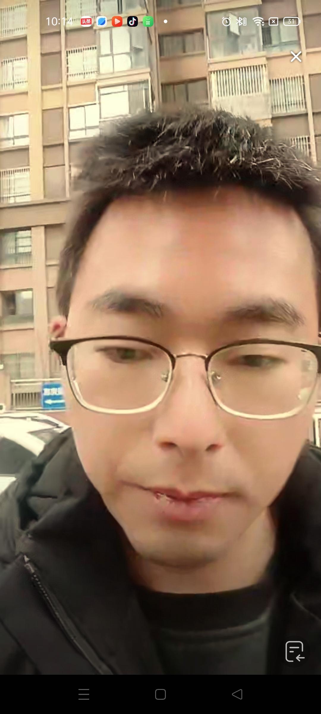 头条创作训练营 胡龙今日与两个妹妹一同出发采购了些物品，打算前往云南昆明探望她们