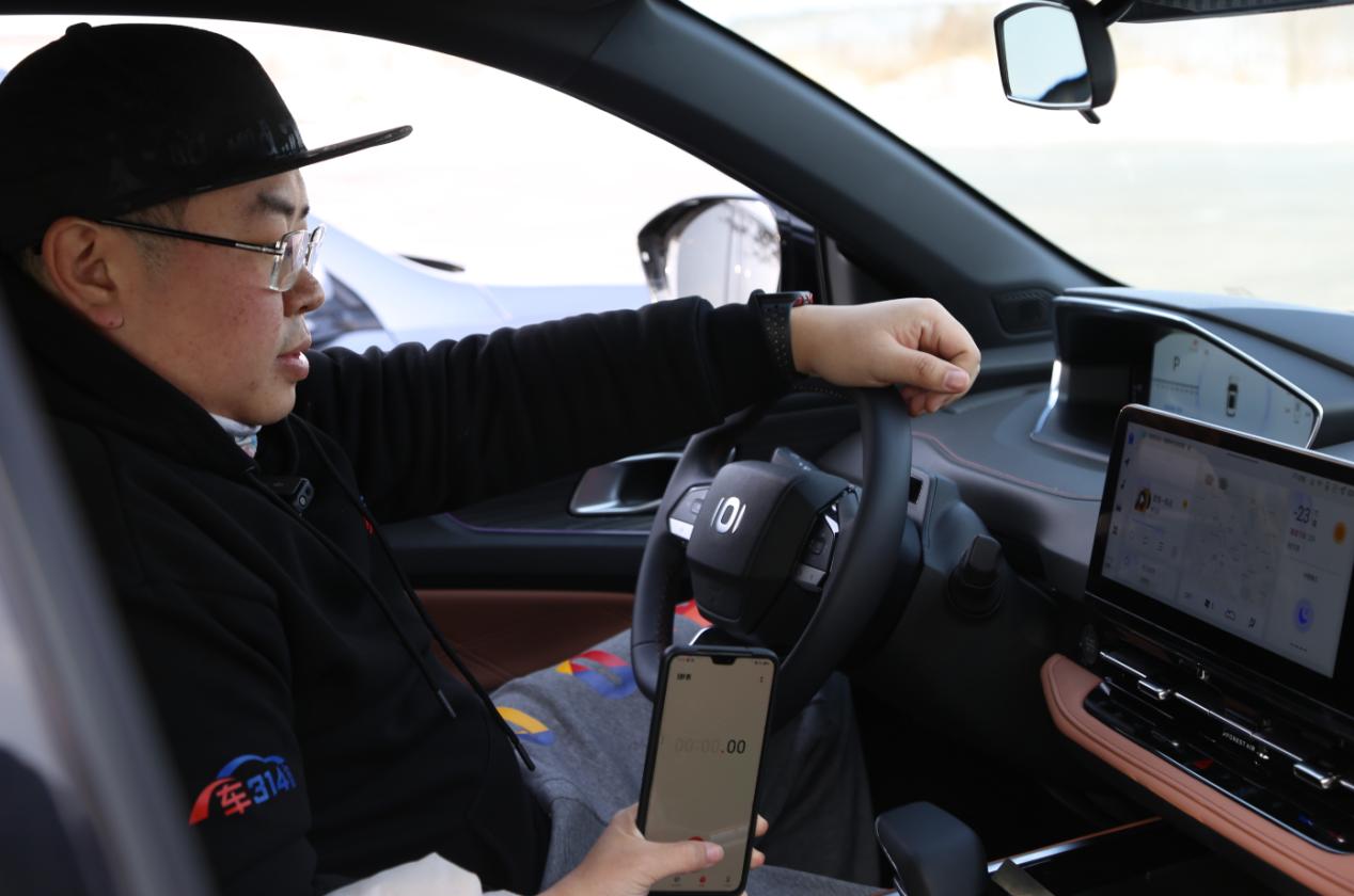 现在的车子都很主打智能功能，那我们的测试也自然少不了测试车机的“敏捷值”呢！启源