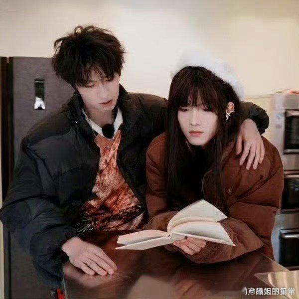 朱志鑫和女装苏新皓拍摄新MV  朱志鑫看女装苏新皓嘴角难压 苏新皓女装好美呀，别