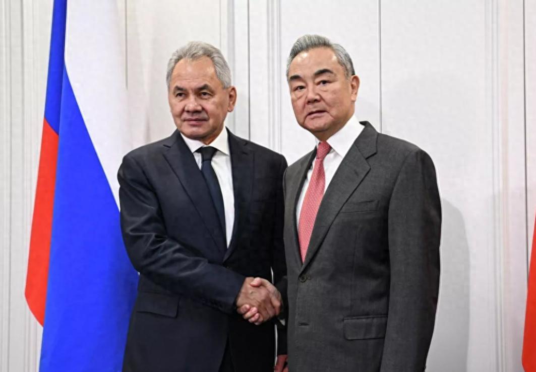当下全球地缘格局正在发生明显变动，多股国际事件集中碰撞，俄罗斯外部生存空间被持续