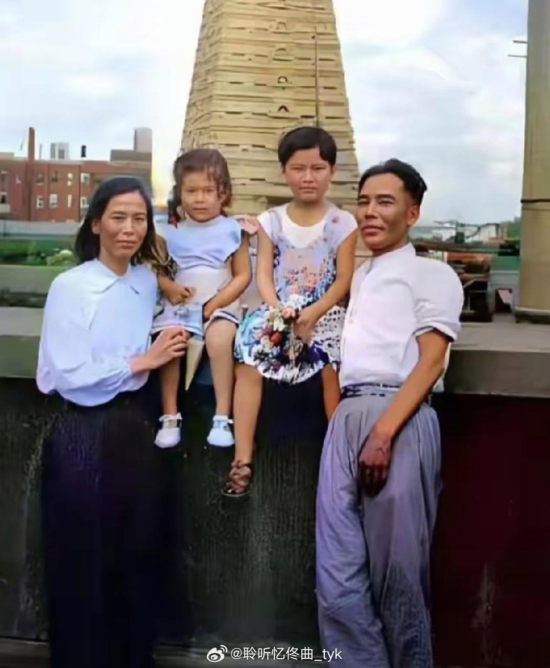 这张是1949年贺子珍回国后，在上海和兄长贺敏学、女儿李敏、侄女的珍贵合影。 