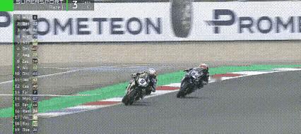 张雪机车一脚压线把名次压赚了明显是对手不讲武德，直接玩起了包抄夹击，死死卡住走线