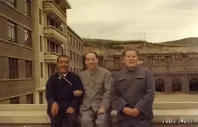 七十年代的山西大寨，留存下这张弥足珍贵的三人同框旧照。三人并肩坐在露台上，身后是