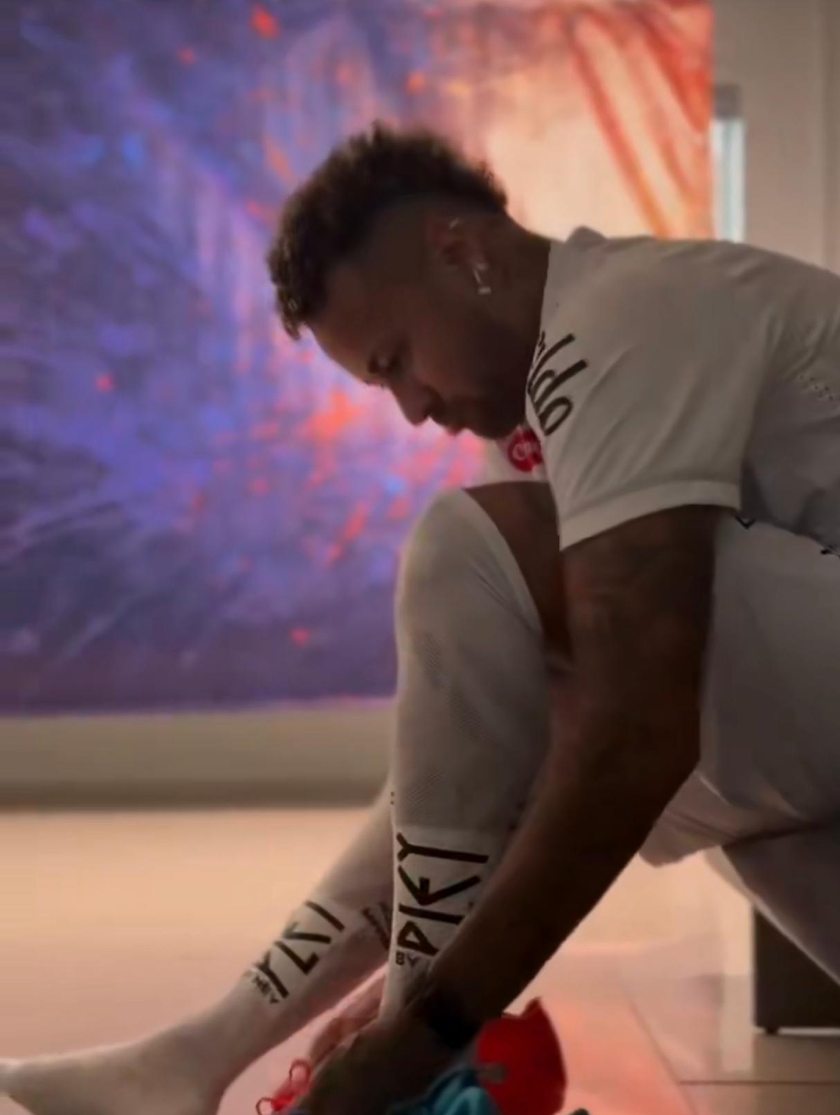 喜讯喜讯：内马尔身体康复了！ 
        内马尔太创奇迹了，手术后恢复这么