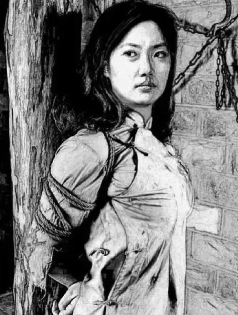 请不要吝啬您的双手，为抗日女英雄点赞！
陈惠芹（1918-1941），她被汉奸出