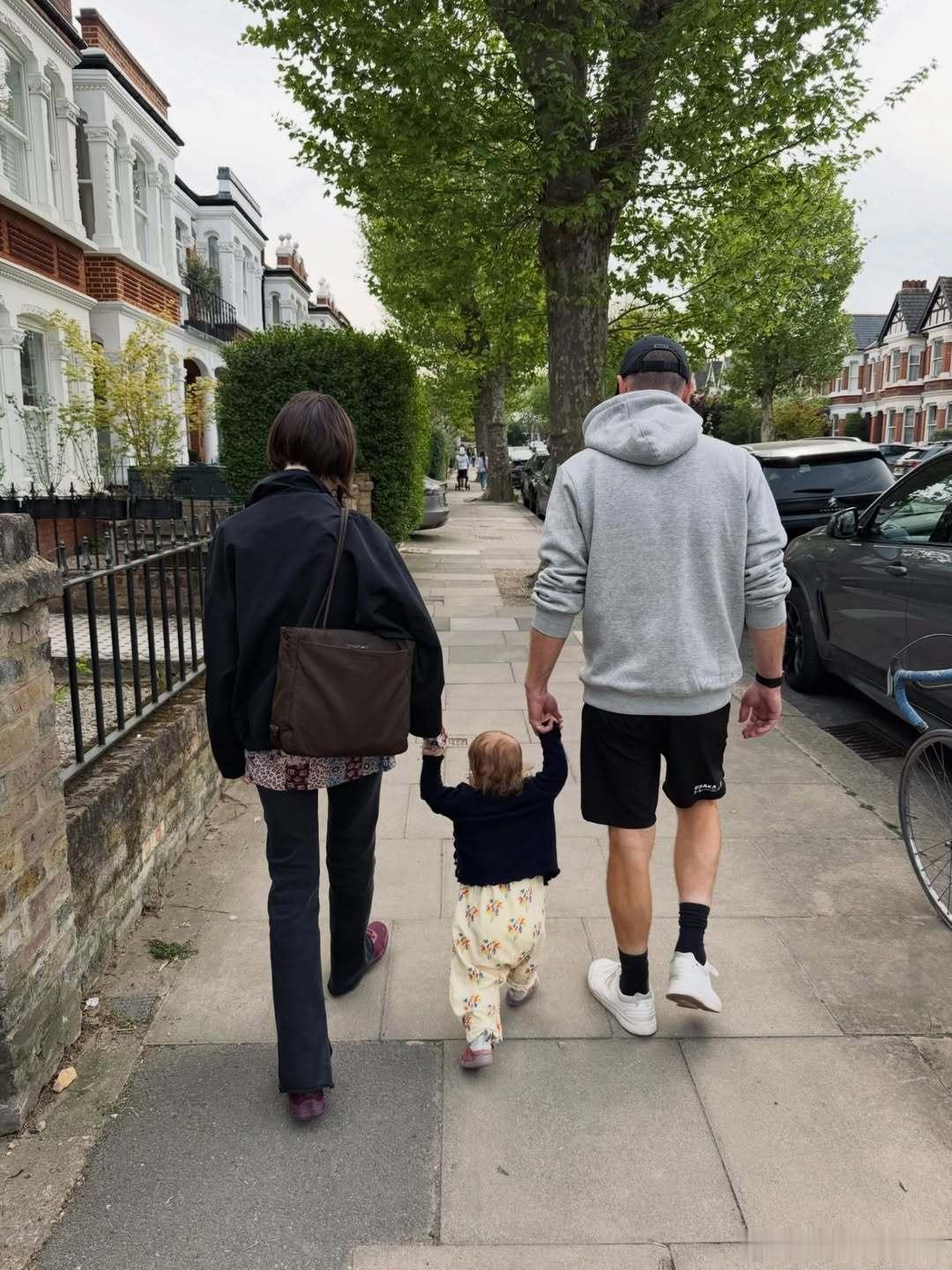 Lily collins莉莉柯林斯晒一家三口出门散步的背影私照，闺女Tove已经