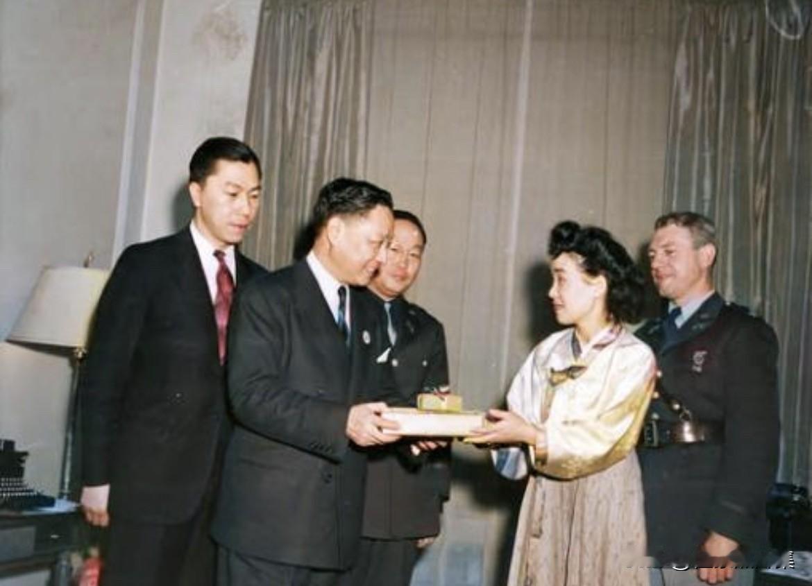 1942年11月至1943年7月，宋美龄以治病和私人访问名义赴美，实际肩负着争取