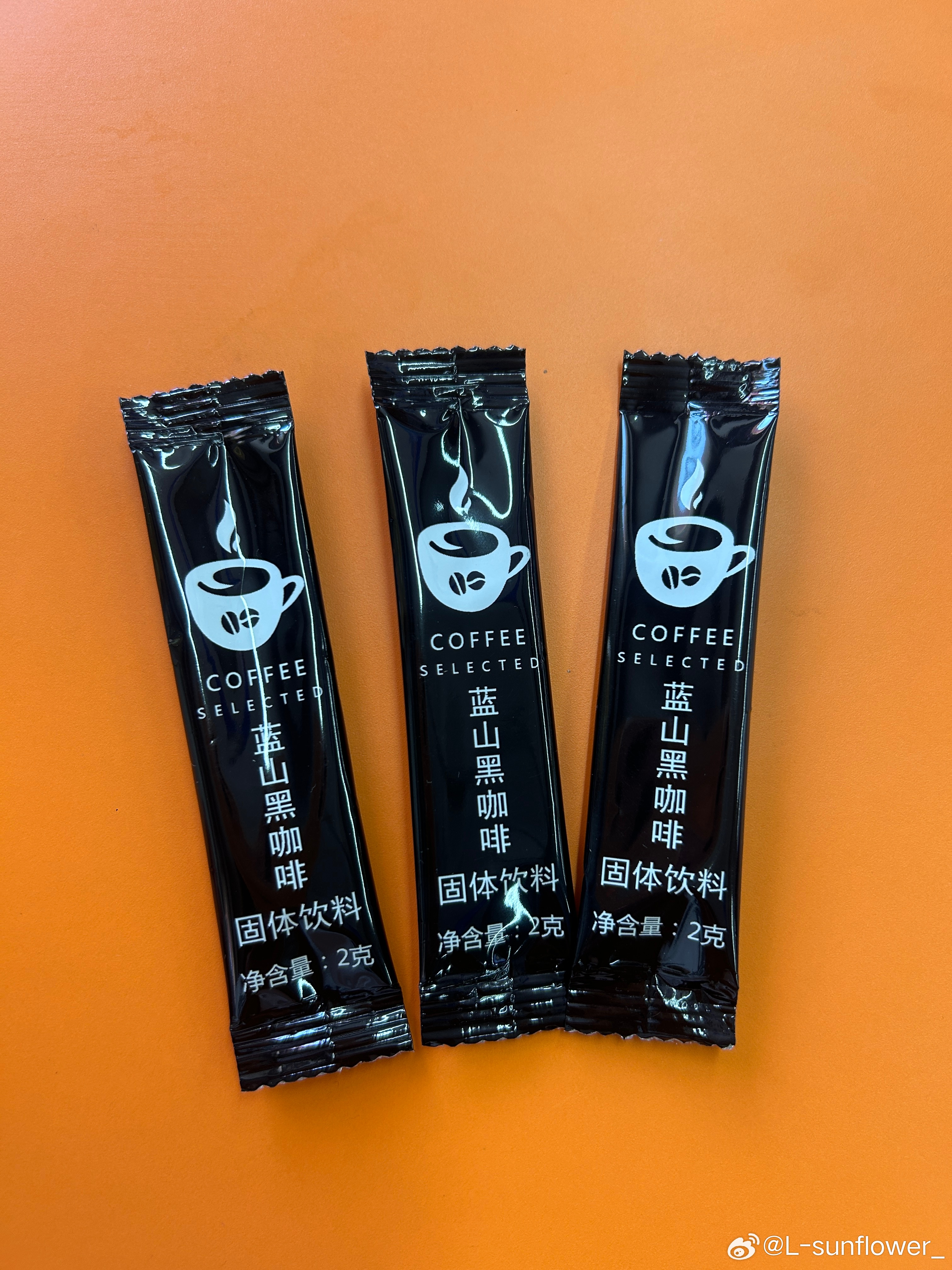 前两天一次喝两条。杯子大有点淡。今天直接干3条。我发现我有点爱上黑咖了[嘻嘻] 