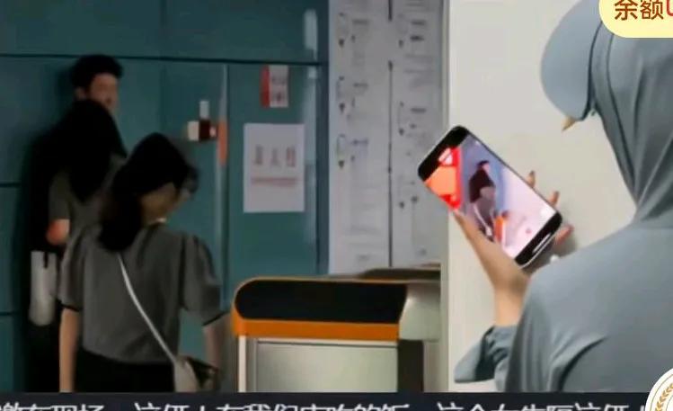 男友疑似出轨，跟第三者偷偷见面，女子全副武装捉奸，拍下对方亲热画面，知情者说，在