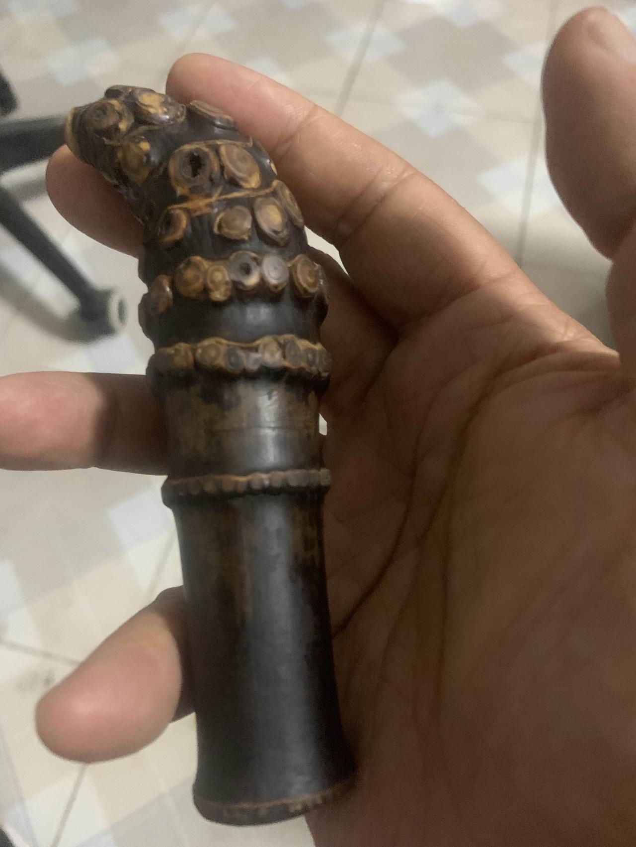 在超市遇到邻居老魏，拿着扇子在门口台阶上坐着，我问他在那儿干啥？他说天气太热了，