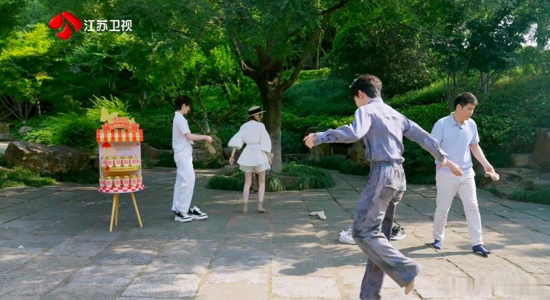 陈妍希说夏之光换袜子变猴子了夏之光被地面烫出猴叫 夏之光换袜子后踩热地面疯狂蹦跳