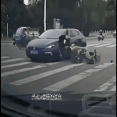 看了5遍，才算把这个视频看明白。
一、这个骑电动车女子边骑边看手机，是她自己撞到
