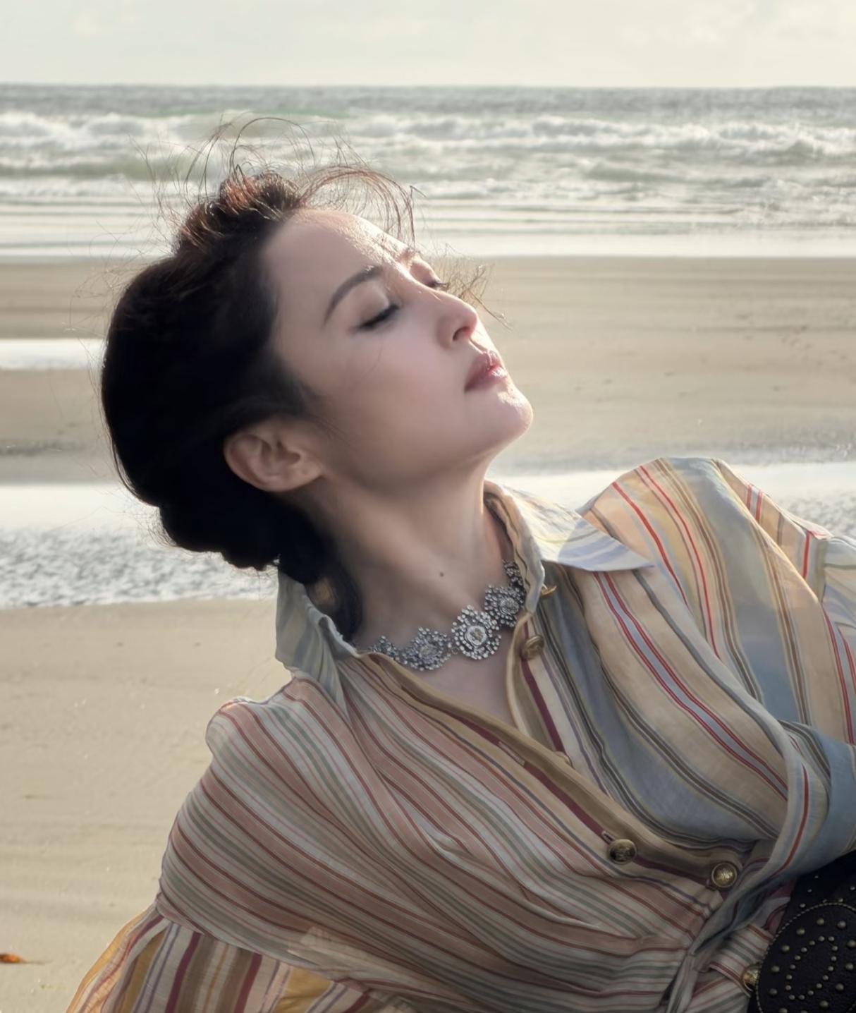 真美啊，纯天然大美女蒋勤勤，从年轻美到中年，羡慕嫉妒喜欢！不腻。

没点进来前我