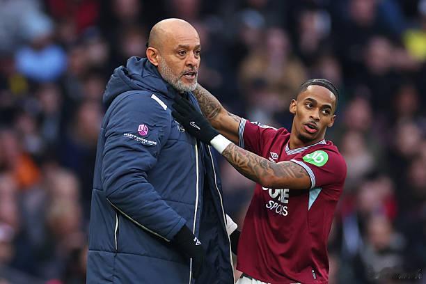 西汉姆联 我们印象里的李-鲍耶是利兹联那个刺儿头，但他实际上在西汉姆联效力过两个