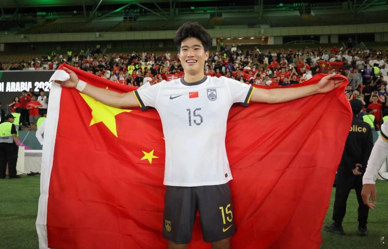 1月27日讯 1月27日，载誉归来的中国U23男足在北京参加了球迷见面会。球队带