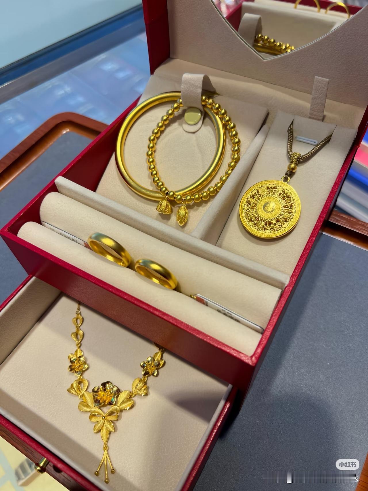 2月24日
黄金已经完全hold不住了！
一只100克的黄金手镯，随随便便就要突