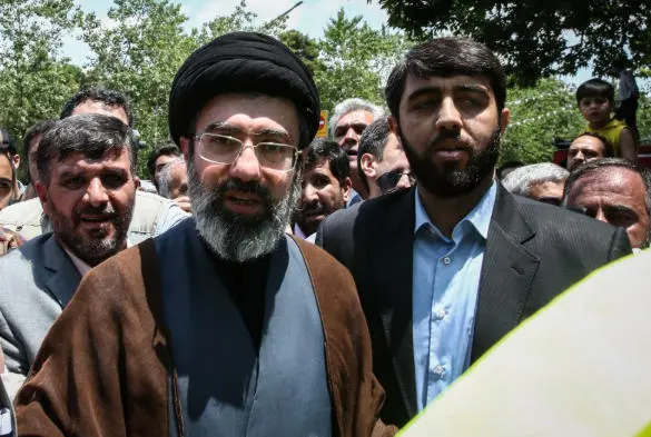 美媒称伊朗最高领袖正等待安装假肢伊朗新任最高领袖穆杰塔巴就任后一直没有公开露面，