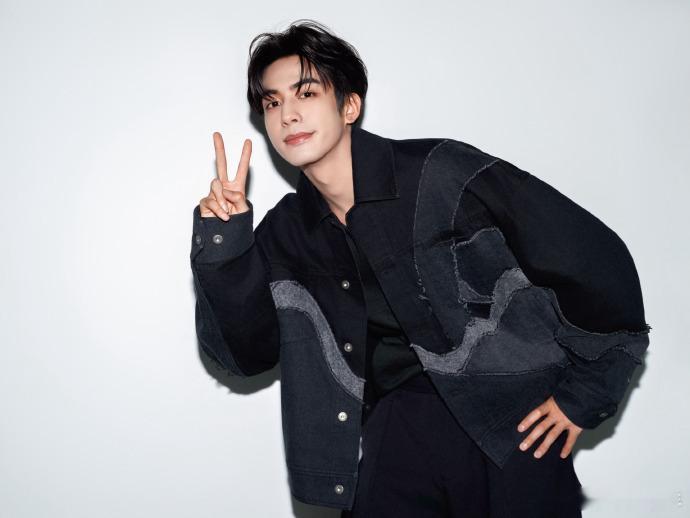 央视跨年官宣宋威龙 从助农公益到洪灾捐物，正能量从不缺席！如今站上央视跨年舞台，