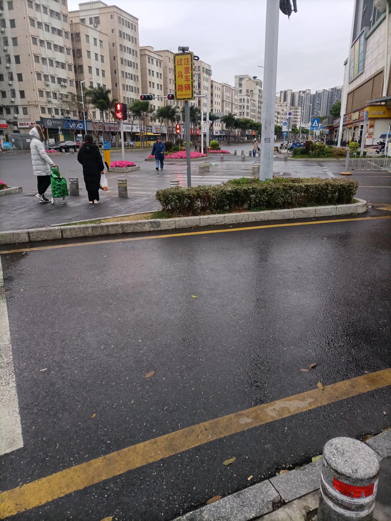 现在是大年三十除夕早上8点半，深圳小区，路上，农贸市场行人廖廖！

春节了，祝大