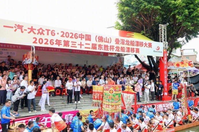 三米宽的河道开出了F1的心跳 我的天！叠滘龙船也太野了吧！三米宽河道玩漂移，擦着