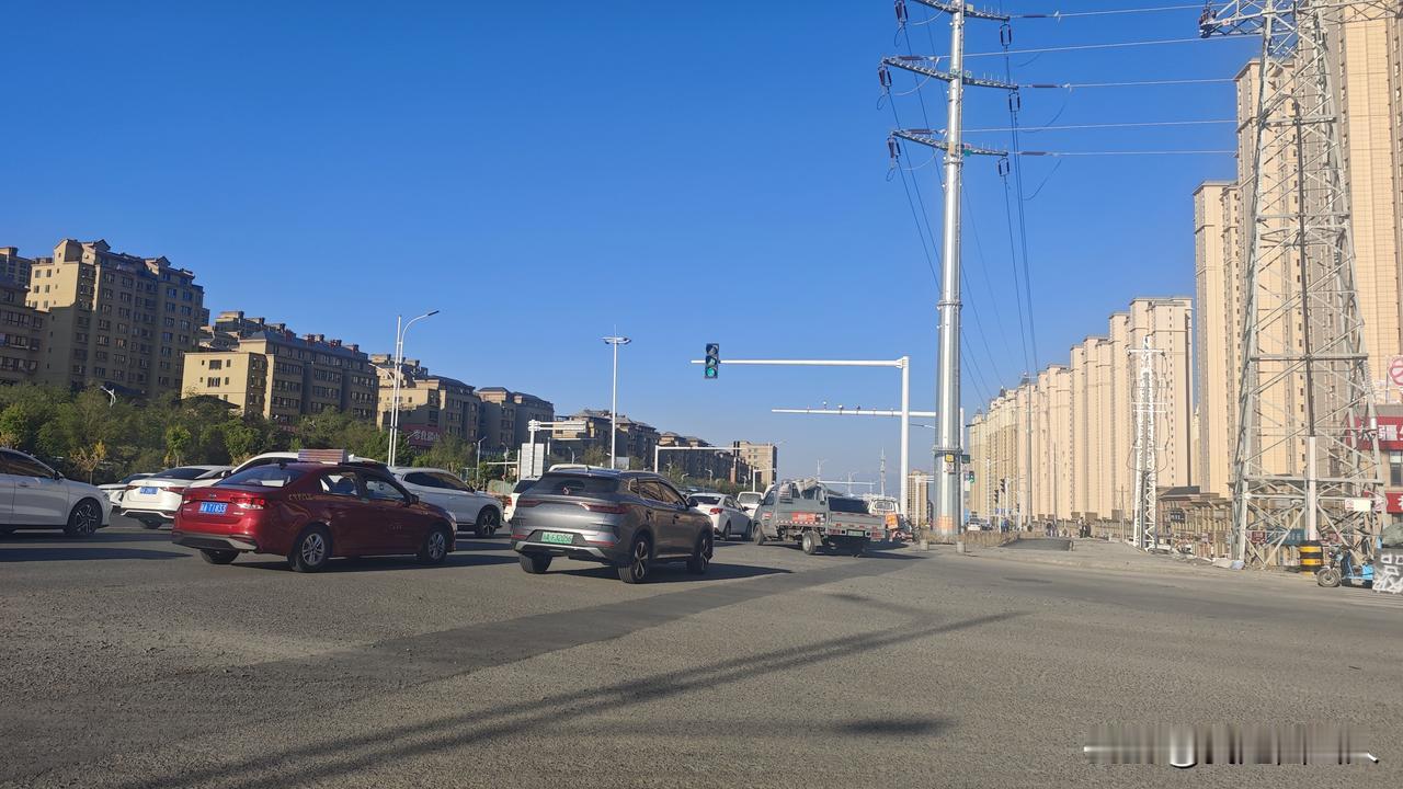 桃园路与万泰阳光城路口：两个红绿灯“粘”太近，东西向绿灯一晃就过，早高峰堵得没脾