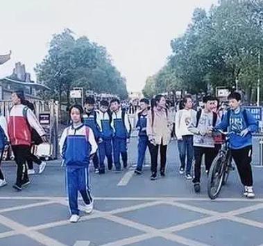 “冲动是魔鬼！”在安徽宿州，一位女子的儿子被同学殴打，女子便和她的小姑子一起去找