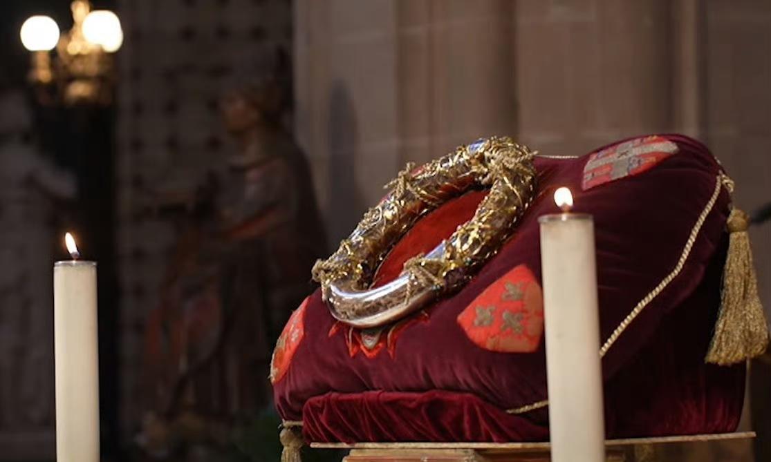 2025 年 12 月 5 日起，巴黎圣母院将在每周五下午 3 点至 6 点 3