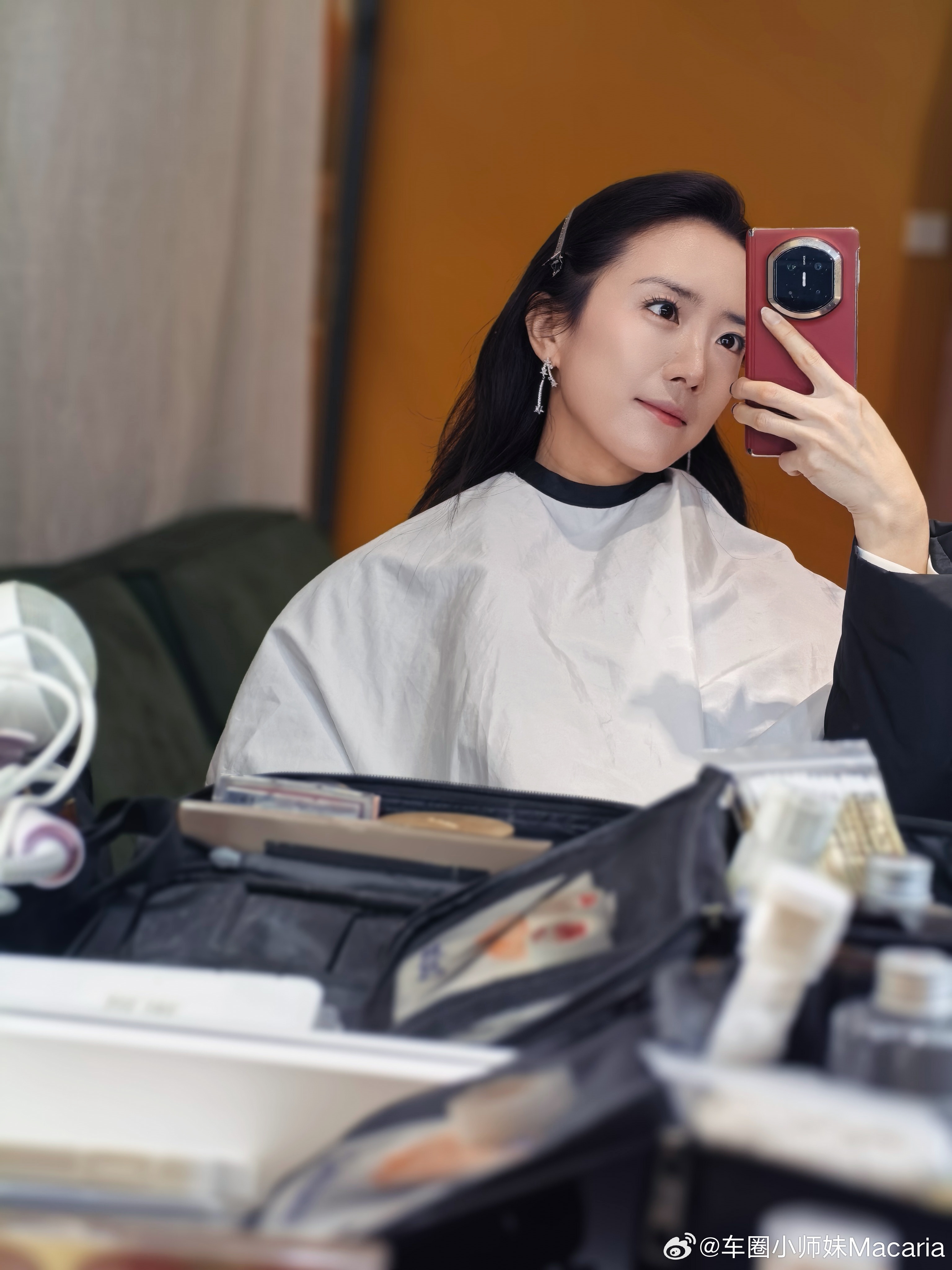 周一早呀朋友们，想送个礼，但发现鸿蒙6系统的微博没有抽奖的功能！等我一会儿化完妆