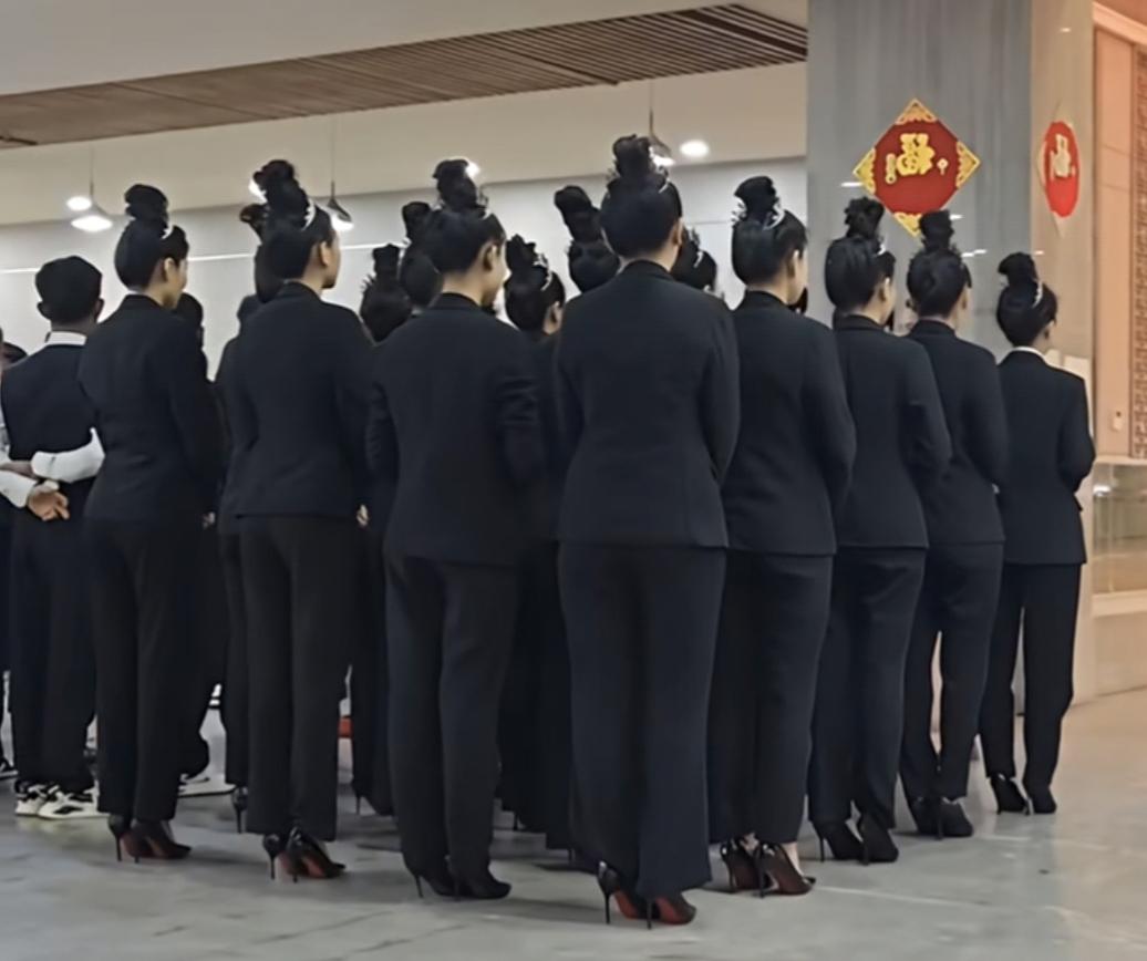 齐刘海圆脸的人怎么扎丸子头女人留长发，一方面彰显女性柔美的特征，更主要的是长发可