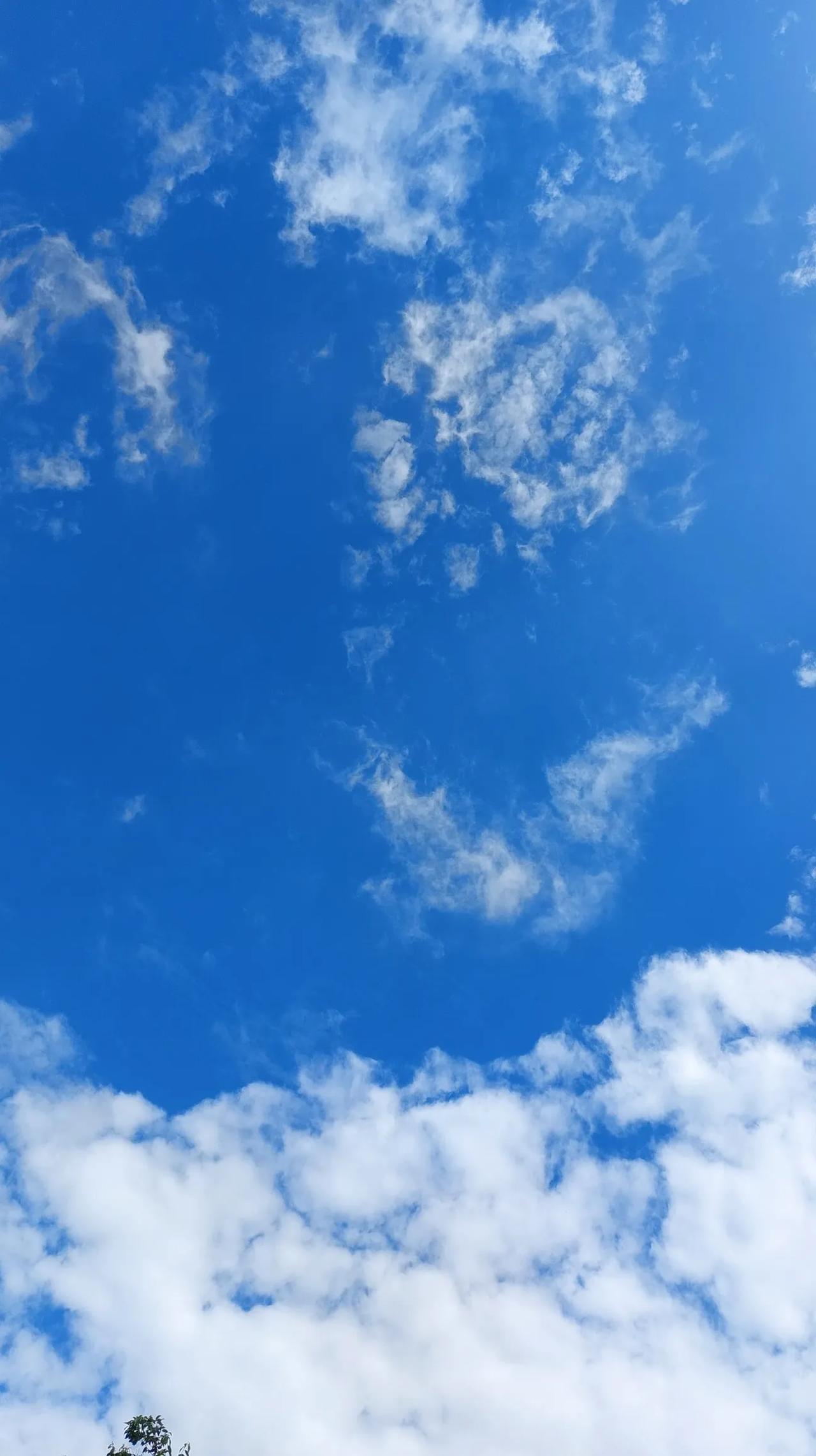 清远只有春季和夏季两个季节：今天天气晴朗，天空上的云彩是有点多，但不妨碍太阳公公