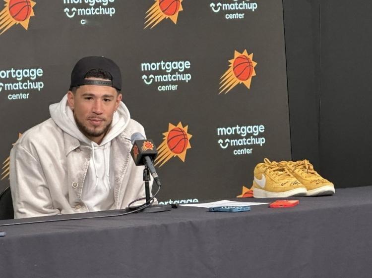 布克￼带着库里￼赛前热身亲穿的布克一代球鞋参加了新闻发布会，还拿到了to签布克表