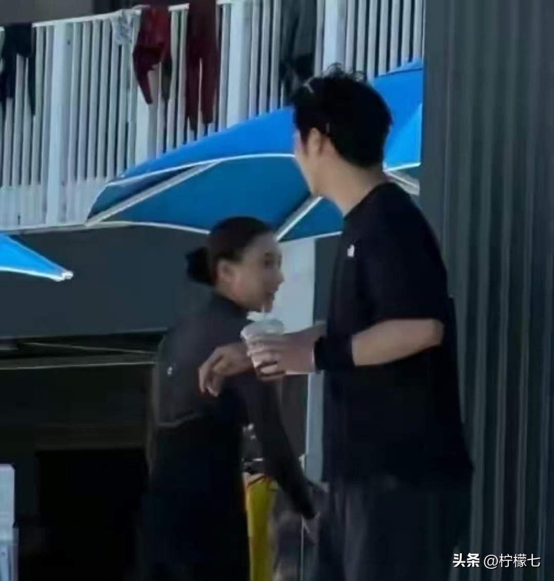 34岁赌王千金与35岁窦骁离婚风波后首同框‼️冲浪笑到眯眼，豪门爱情藏不住松弛感