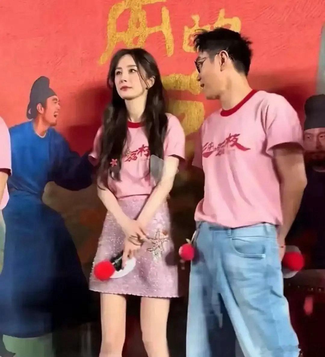 杨幂估计头都大了，这眼神躲还是不躲 