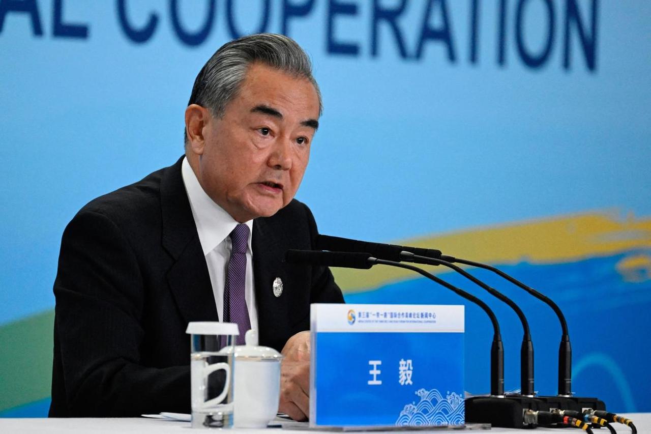 大家留意到一个细节，王毅外长对日本首相的称呼悄悄变了，不再直接叫高市早苗，改用 
