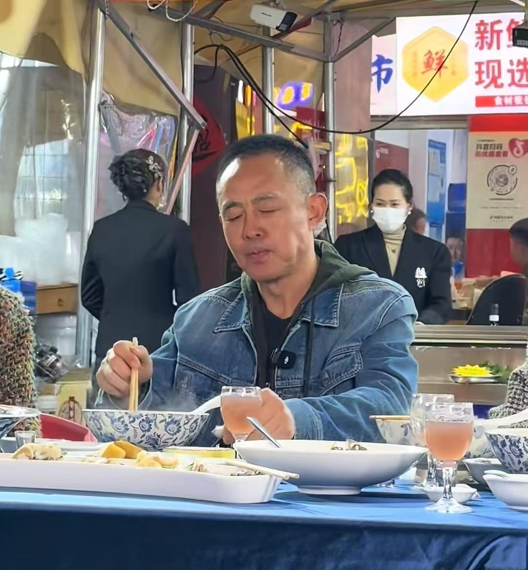 侯勇回老家，蹲在街边吃蘸酱面，28块，自己扫码付钱。
没人认出他，他也没说。
不