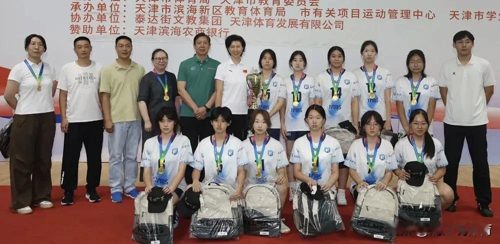 “排球之城”发力！天津举办了首届学生三大球排球比赛，李珊和王宝泉亲自出席。此次赛