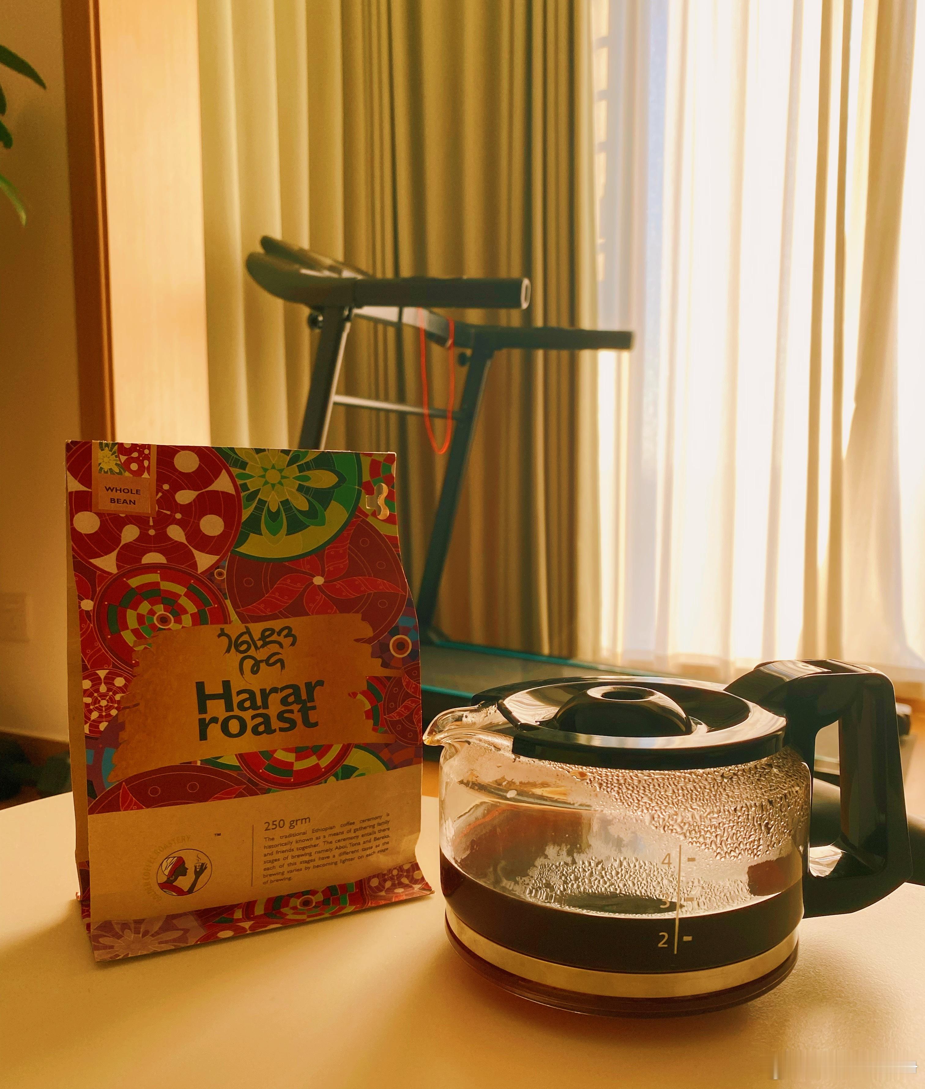 慵懒的午后，磨了壶咖啡，屋里都是咖啡的香气，喜欢这样的时光