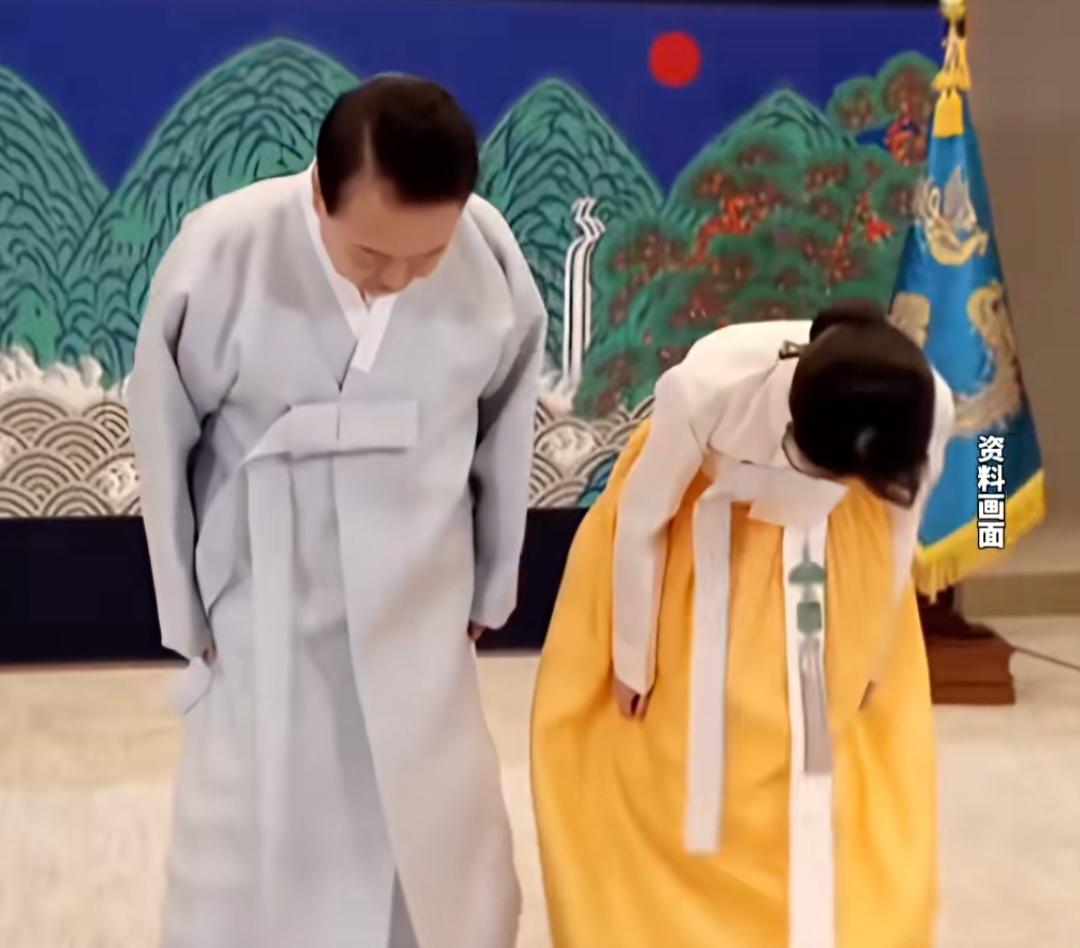 在韩国当总统真的是一个高危职业，韩前总统尹锡悦夫妇双双被拘，金建希被曝狱中“瘦得